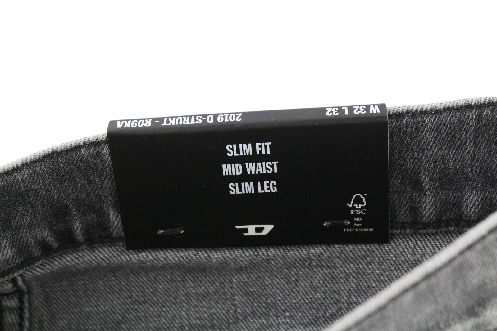 DIESEL 2019 D-Strukt R09KA vyriški džinsai W32/L32 pilki su skalbtais plonais užtrauktukais, rekomenduojama kaina – 225 € 