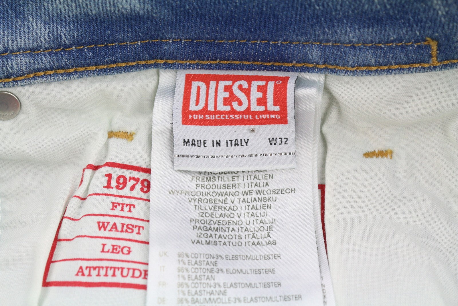 DIESEL 1979 Sleenker 09F08 vyriški džinsai W32/L32 žemo juosmens, aptempti, mėlyni, rekomenduojama kaina – 295 € 