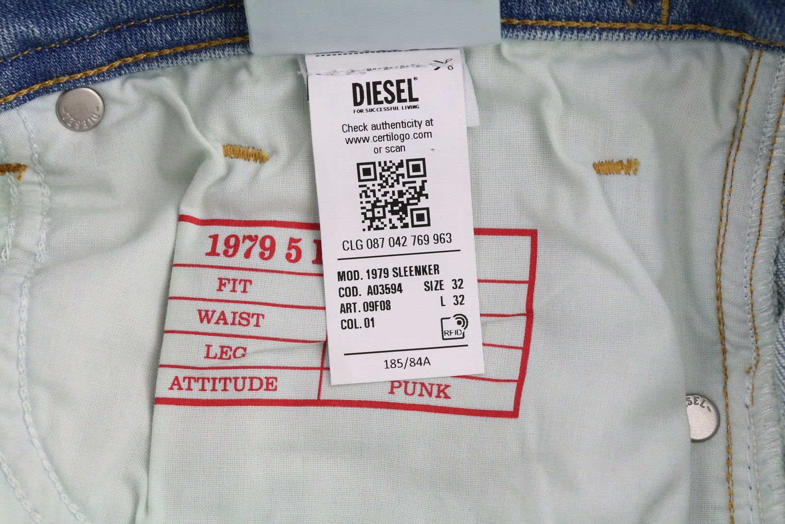 DIESEL 1979 Sleenker 09F08 vyriški džinsai W32/L32 žemo juosmens, aptempti, mėlyni, rekomenduojama kaina – 295 € 