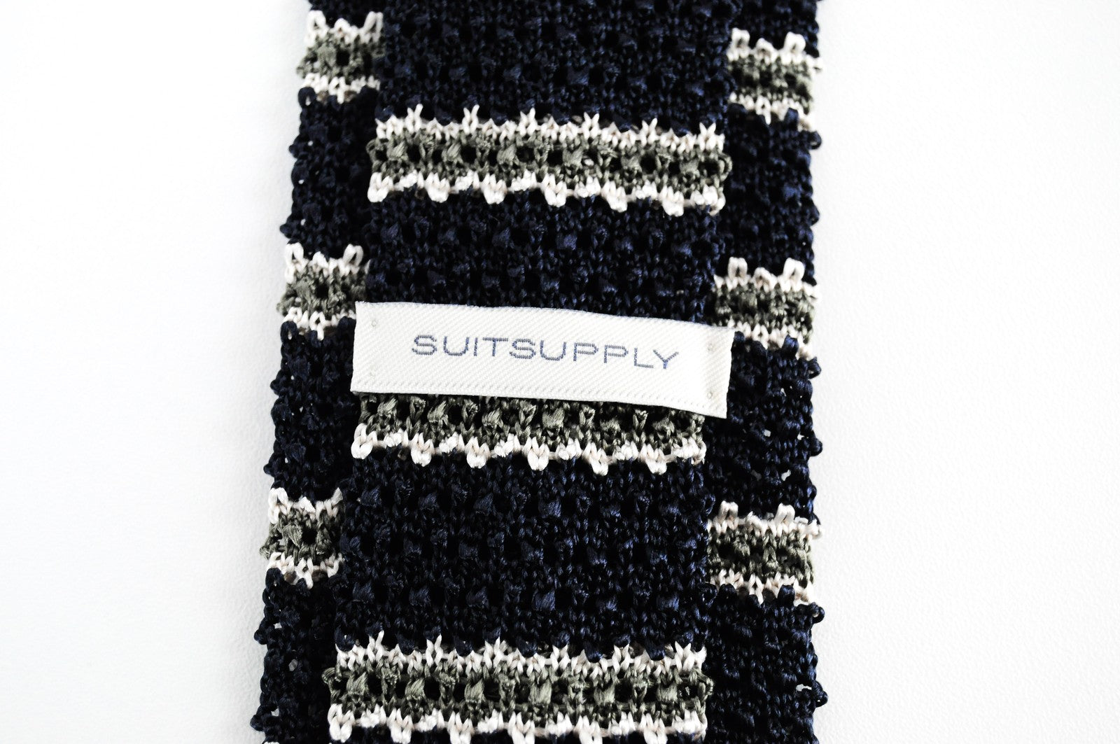 SUITSUPPLY vyriška megzta šilkinė dryžuota suknelė kvadratiniais galais, 145 x 5,5 cm, tamsiai mėlyna 