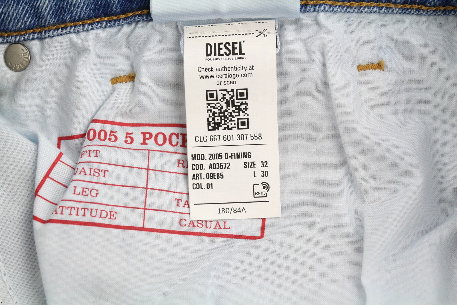 DIESEL 2005 D-Fining 09E85 vyriški džinsai W32/L30 mėlyni, skalbti, įprasti, siaurėjantys. Rekomenduojama mažmeninė kaina – 295 €. 