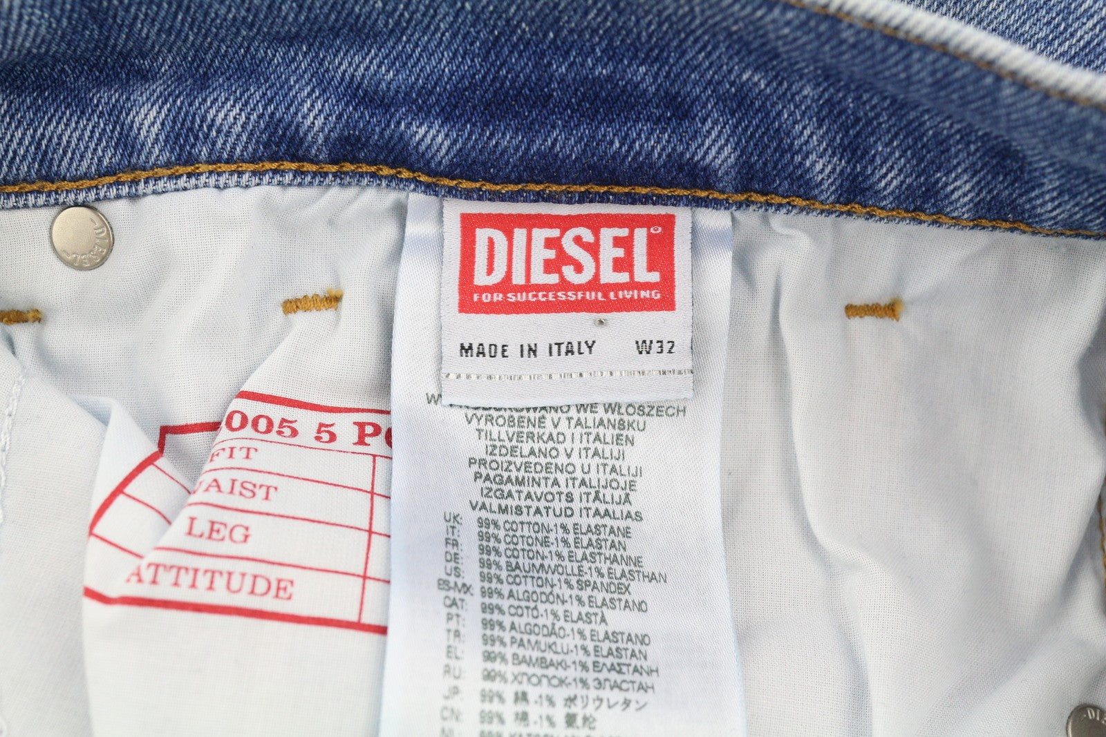 DIESEL 2005 D-Fining 09E85 vyriški džinsai W32/L30 mėlyni, skalbti, įprasti, siaurėjantys. Rekomenduojama mažmeninė kaina – 295 €. 
