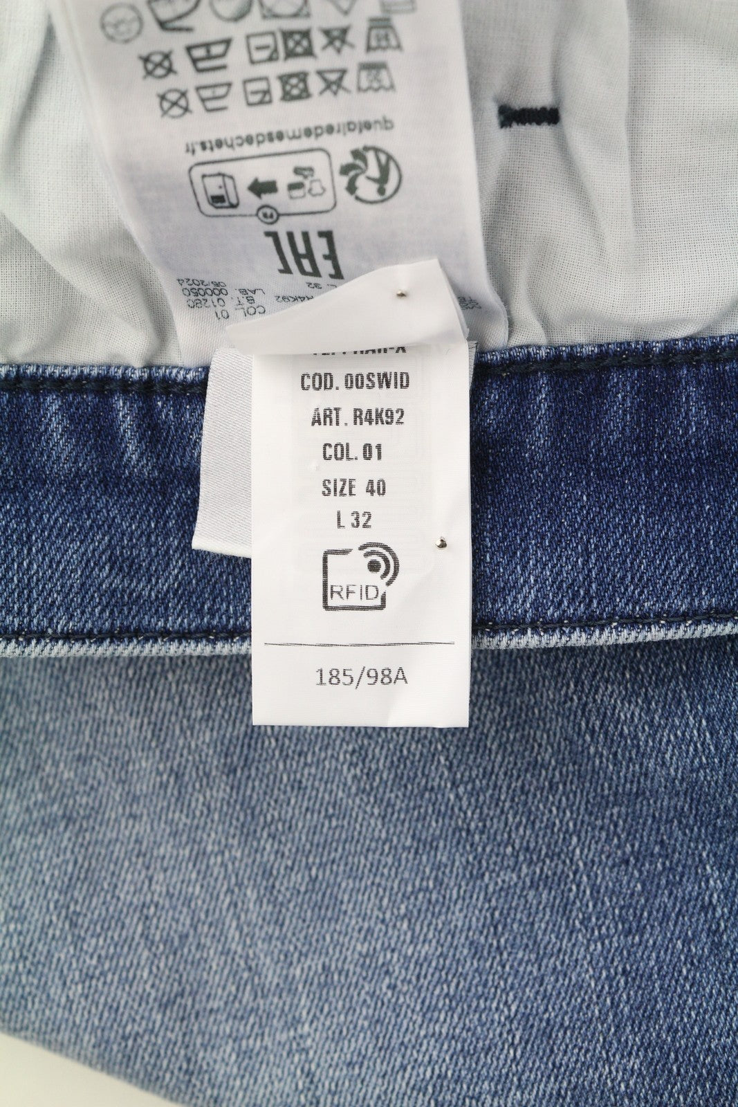 DIESEL Tepphar R4K92 vyriški džinsai W40/L32 Slim Fit su sagomis, skalbtos mėlynos spalvos, rekomenduojama kaina – 250 € 