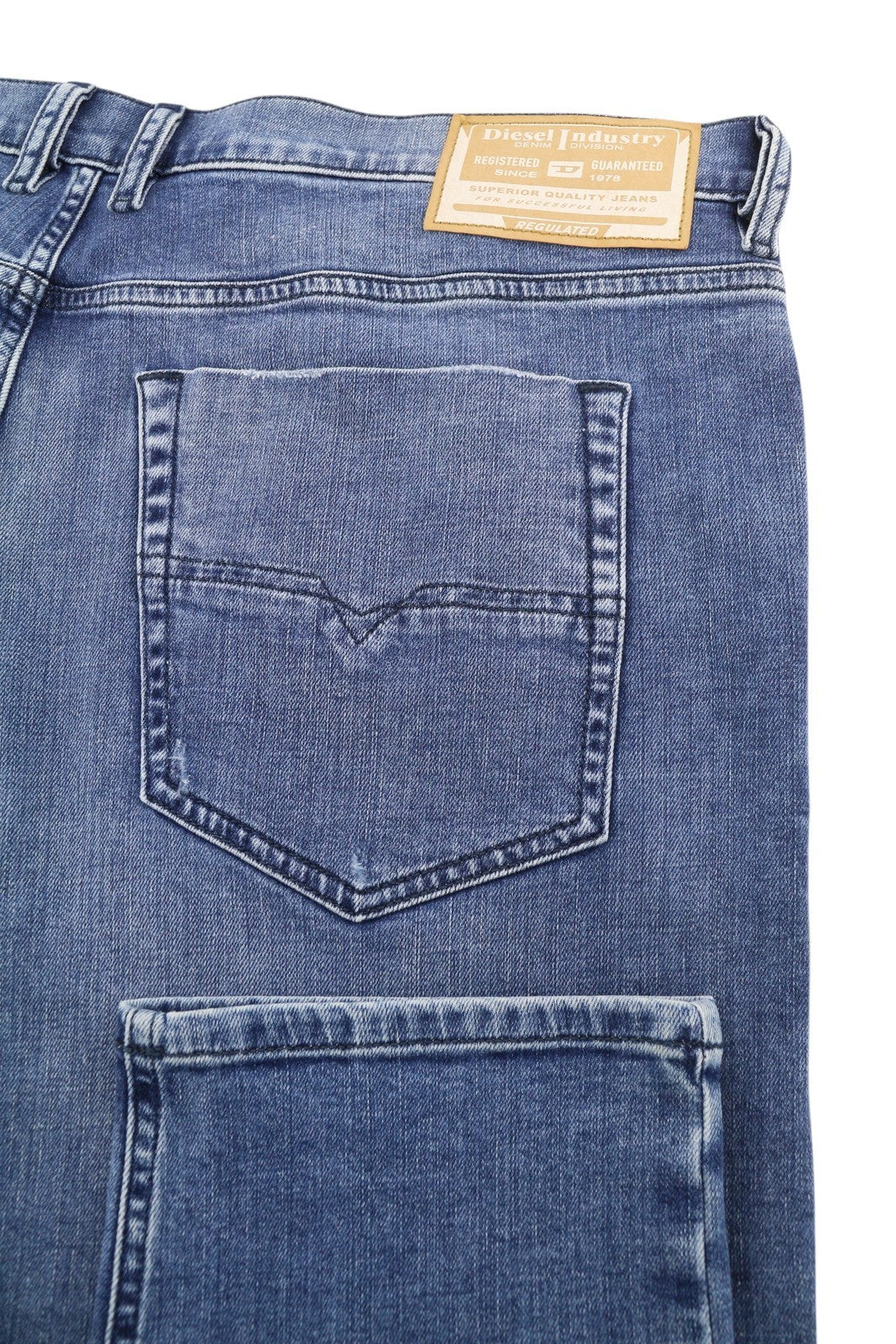 DIESEL Tepphar R4K92 vyriški džinsai W40/L32 Slim Fit su sagomis, skalbtos mėlynos spalvos, rekomenduojama kaina – 250 € 