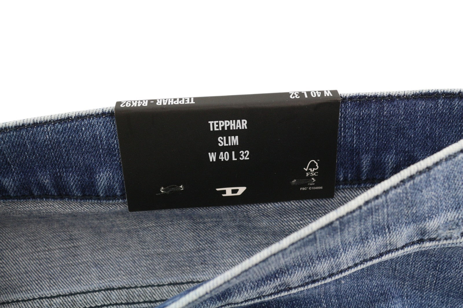 DIESEL Tepphar R4K92 vyriški džinsai W40/L32 Slim Fit su sagomis, skalbtos mėlynos spalvos, rekomenduojama kaina – 250 € 