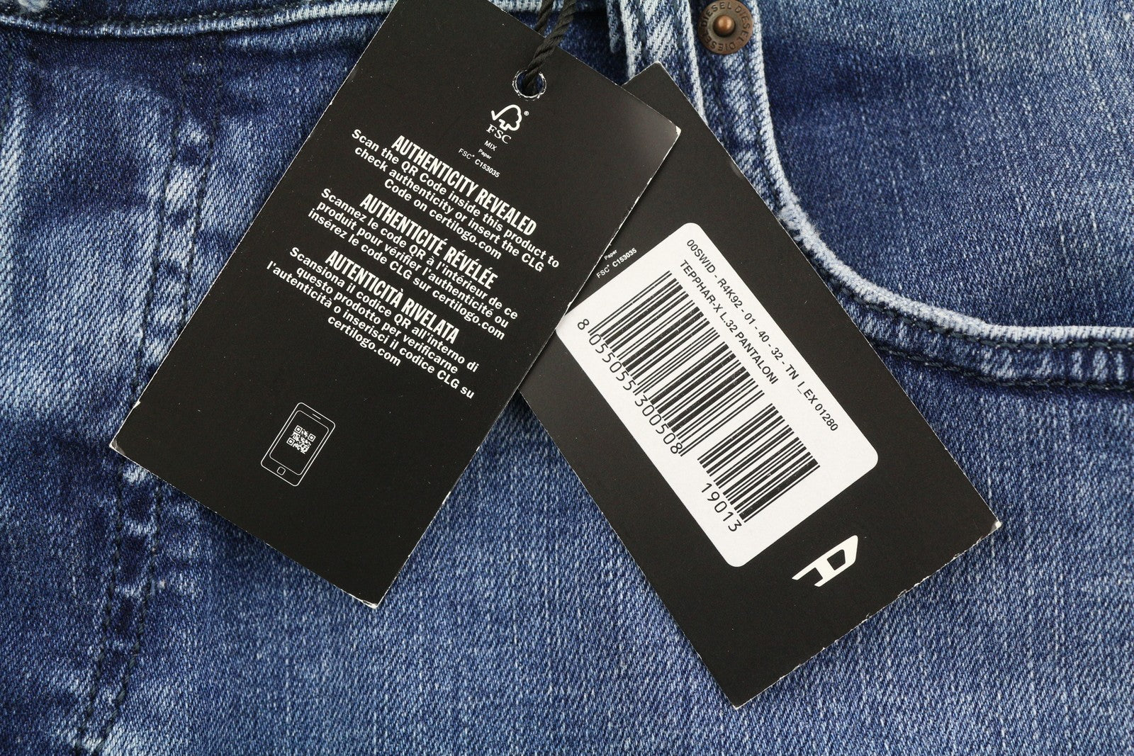 DIESEL Tepphar R4K92 vyriški džinsai W40/L32 Slim Fit su sagomis, skalbtos mėlynos spalvos, rekomenduojama kaina – 250 € 