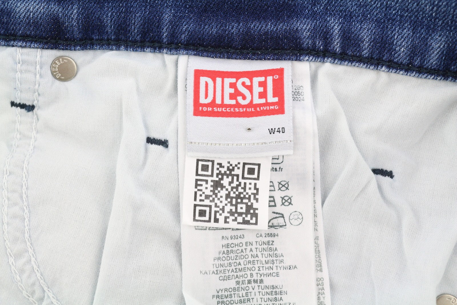 DIESEL Tepphar R4K92 vyriški džinsai W40/L32 Slim Fit su sagomis, skalbtos mėlynos spalvos, rekomenduojama kaina – 250 € 