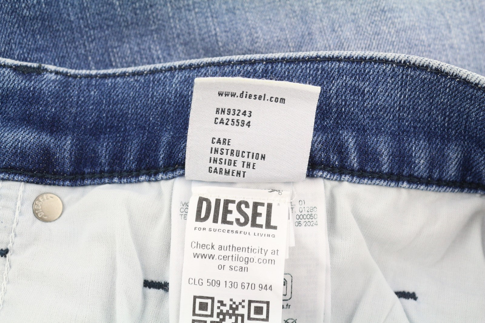 DIESEL Tepphar R4K92 vyriški džinsai W40/L32 Slim Fit su sagomis, skalbtos mėlynos spalvos, rekomenduojama kaina – 250 € 
