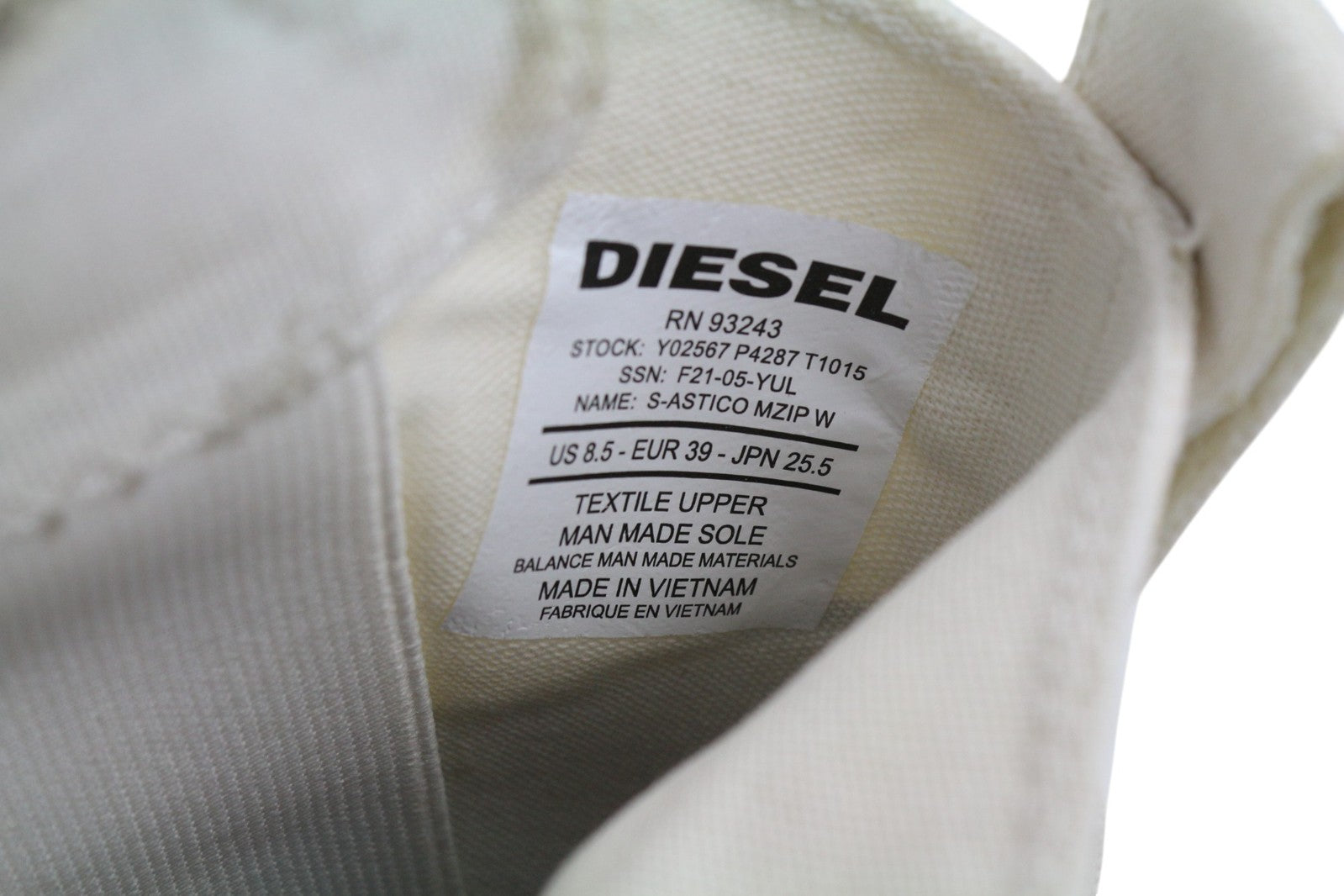 DIESEL S-Astico moteriški sportbačiai, EU39, balti, aukštakulniai, su raišteliais, rekomenduojama kaina – 180 €