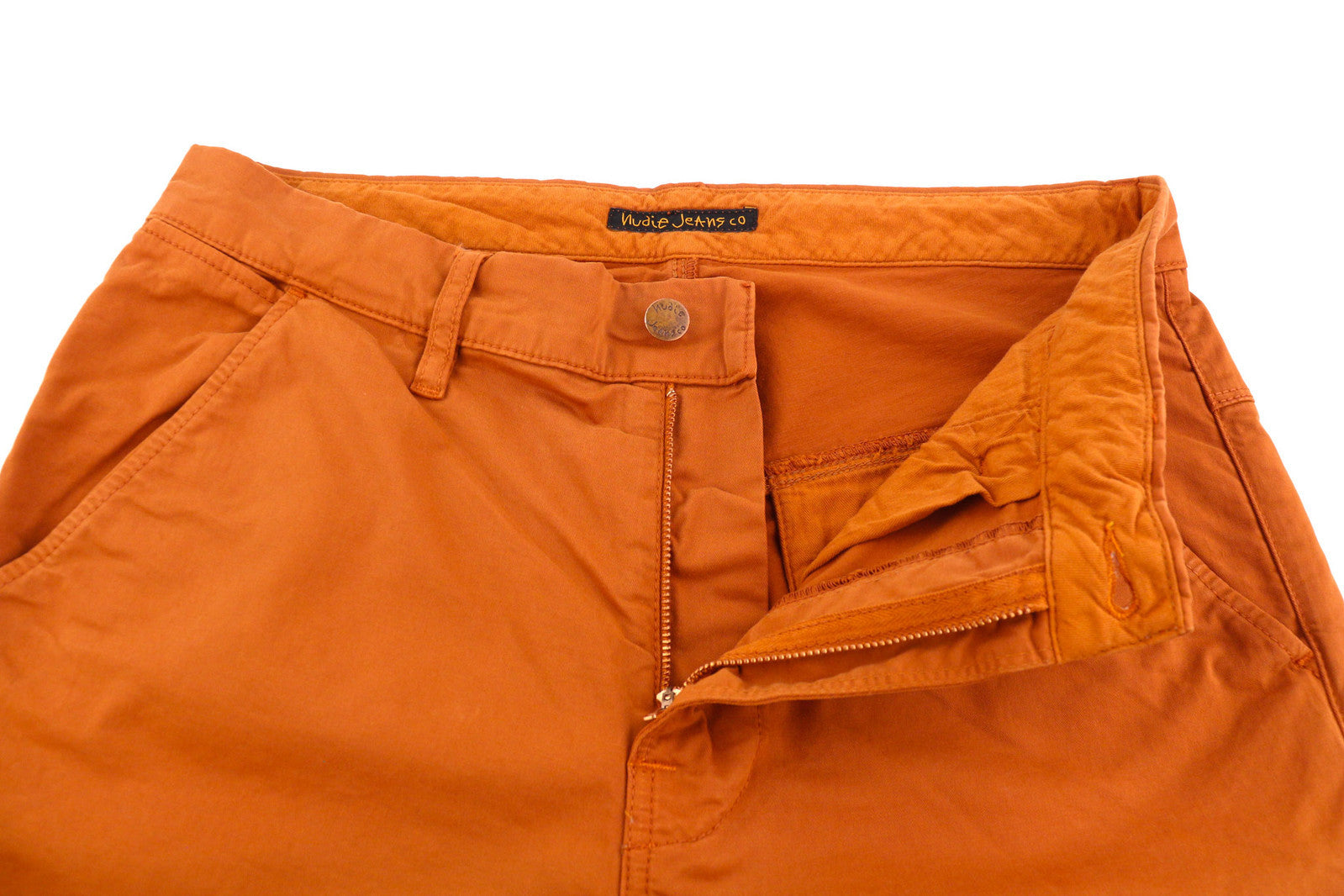 NUDIE JEANS Khaki spalvos plonos vyriškos kelnės W31/L32 ekologiškos, šiltos oranžinės spalvos, laisvalaikio stiliaus chino džinsai su užtrauktuku 