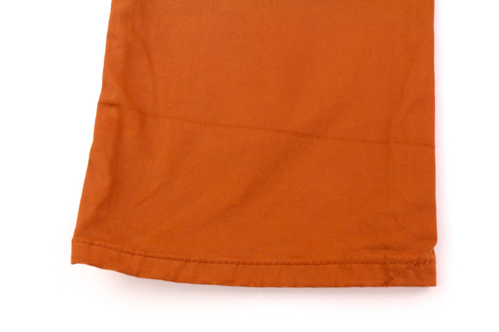 NUDIE JEANS Khaki spalvos plonos vyriškos kelnės W31/L32 ekologiškos, šiltos oranžinės spalvos, laisvalaikio stiliaus chino džinsai su užtrauktuku 