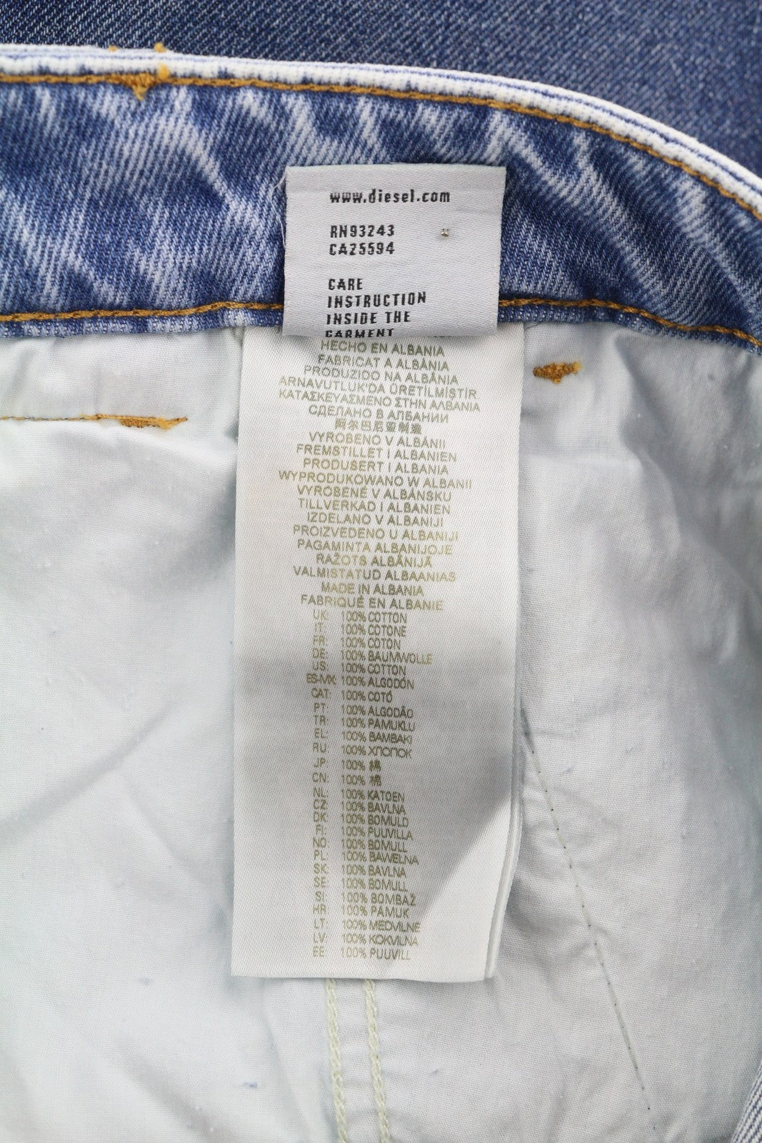 DIESEL P-5-D 0GHAW vyriški džinsai W32 laisvo kirpimo, siaurėjančios kojos, užtrauktuku, skalbtos mėlynos spalvos, rekomenduojama kaina – 425 € 