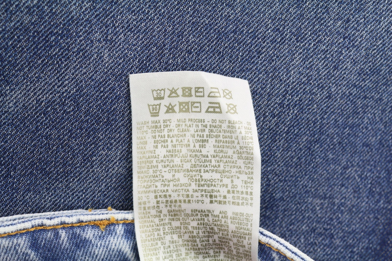 DIESEL P-5-D 0GHAW vyriški džinsai W32 laisvo kirpimo, siaurėjančios kojos, užtrauktuku, skalbtos mėlynos spalvos, rekomenduojama kaina – 425 € 