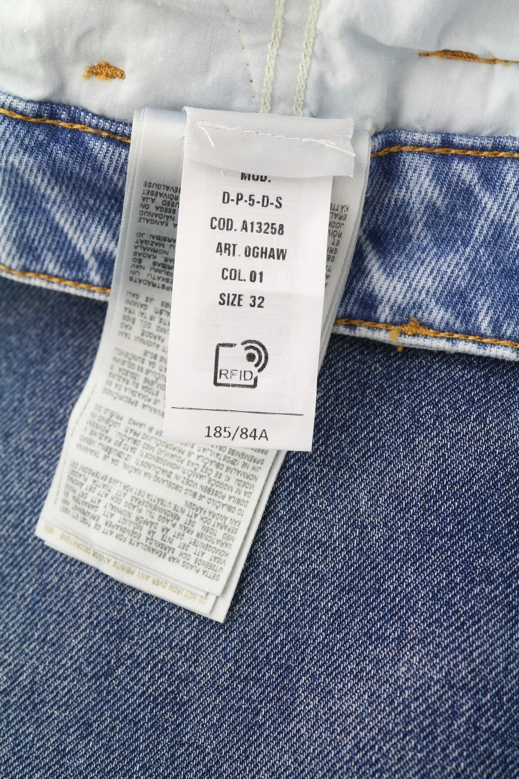 DIESEL P-5-D 0GHAW vyriški džinsai W32 laisvo kirpimo, siaurėjančios kojos, užtrauktuku, skalbtos mėlynos spalvos, rekomenduojama kaina – 425 € 