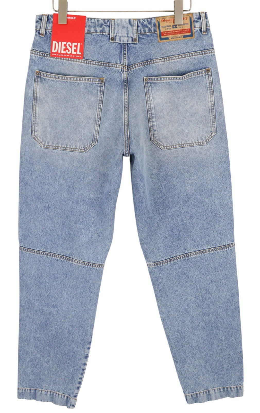 DIESEL P-5-D 0GHAW vyriški džinsai W32 laisvo kirpimo, siaurėjančios kojos, užtrauktuku, skalbtos mėlynos spalvos, rekomenduojama kaina – 425 € 
