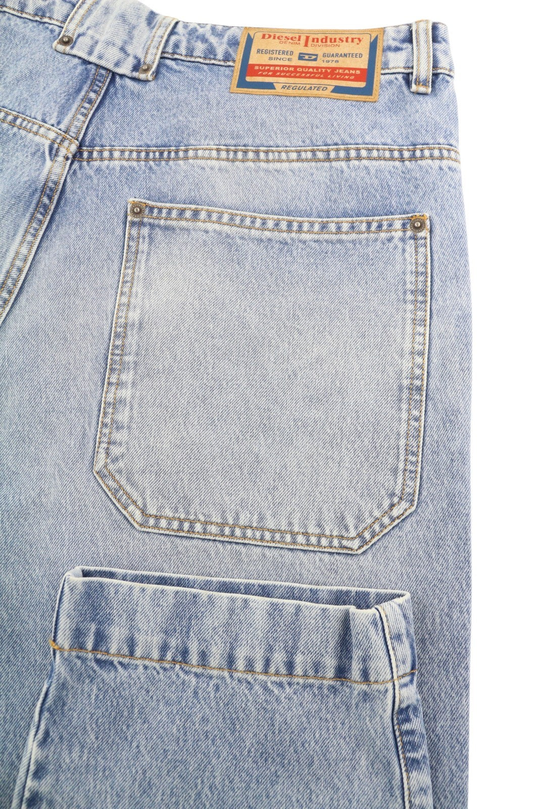 DIESEL P-5-D 0GHAW vyriški džinsai W32 laisvo kirpimo, siaurėjančios kojos, užtrauktuku, skalbtos mėlynos spalvos, rekomenduojama kaina – 425 € 
