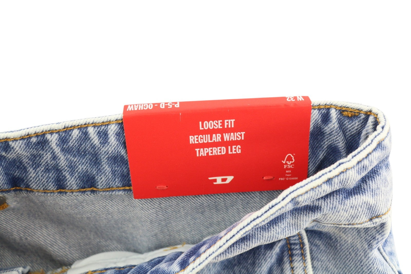 DIESEL P-5-D 0GHAW vyriški džinsai W32 laisvo kirpimo, siaurėjančios kojos, užtrauktuku, skalbtos mėlynos spalvos, rekomenduojama kaina – 425 € 