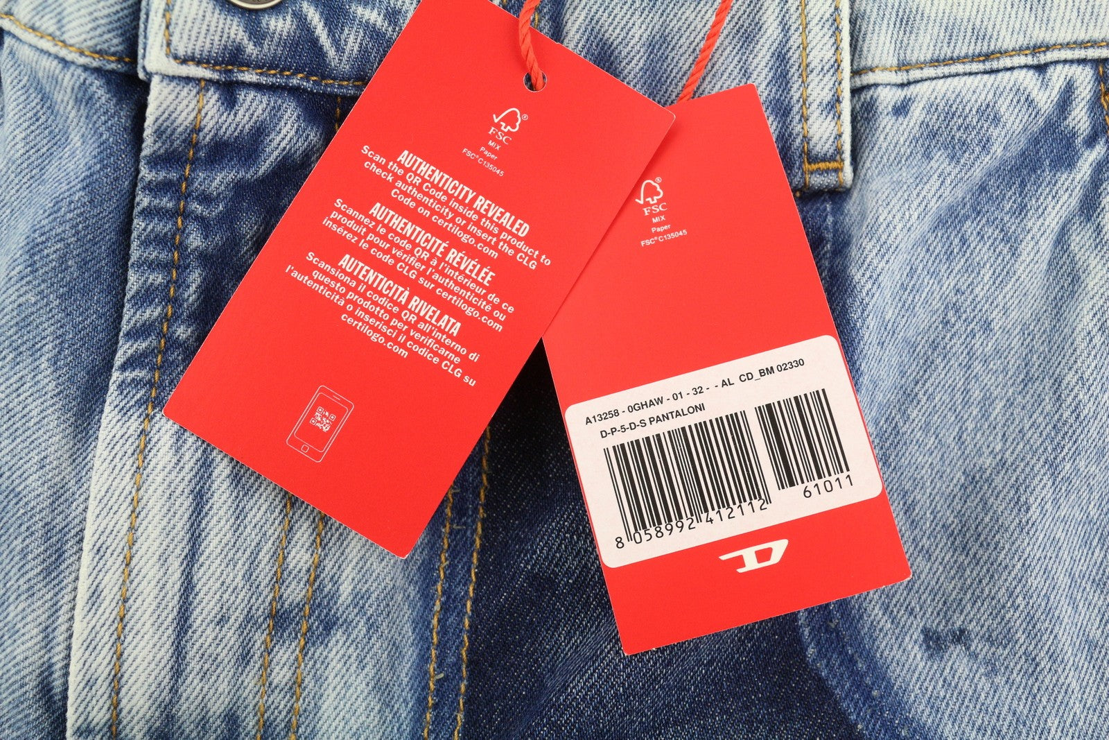 DIESEL P-5-D 0GHAW vyriški džinsai W32 laisvo kirpimo, siaurėjančios kojos, užtrauktuku, skalbtos mėlynos spalvos, rekomenduojama kaina – 425 € 