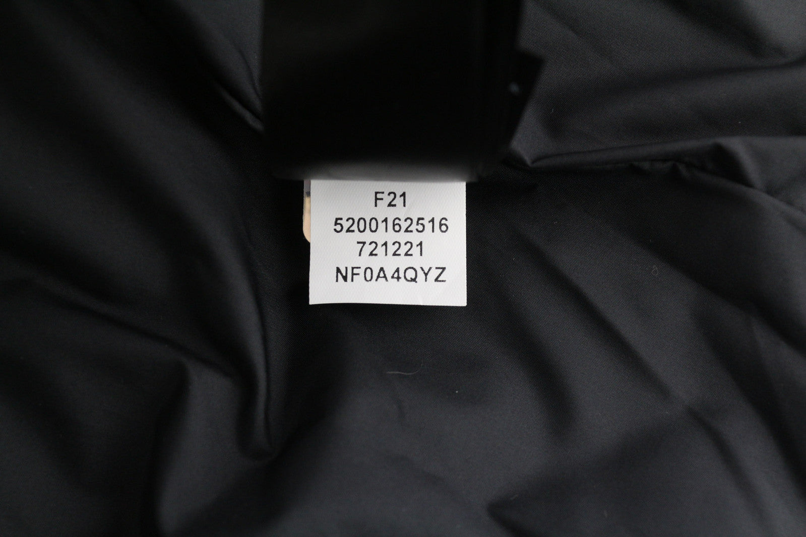 „The North Face Himalayan Parka“ vyriška striukė, tamsi, su pilnu užtrauktuku, dygsniuota. 