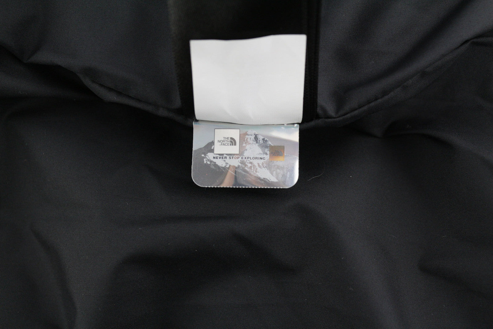 „The North Face Himalayan Parka“ vyriška striukė, tamsi, su pilnu užtrauktuku, dygsniuota. 