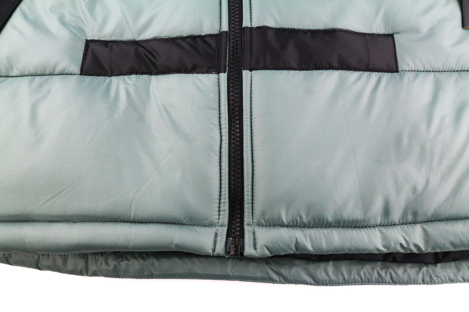 „The North Face Himalayan Parka“ vyriška striukė, tamsi, su pilnu užtrauktuku, dygsniuota. 