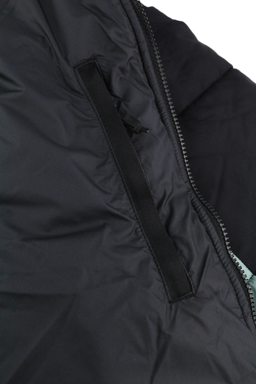 „The North Face Himalayan Parka“ vyriška striukė, tamsi, su pilnu užtrauktuku, dygsniuota. 