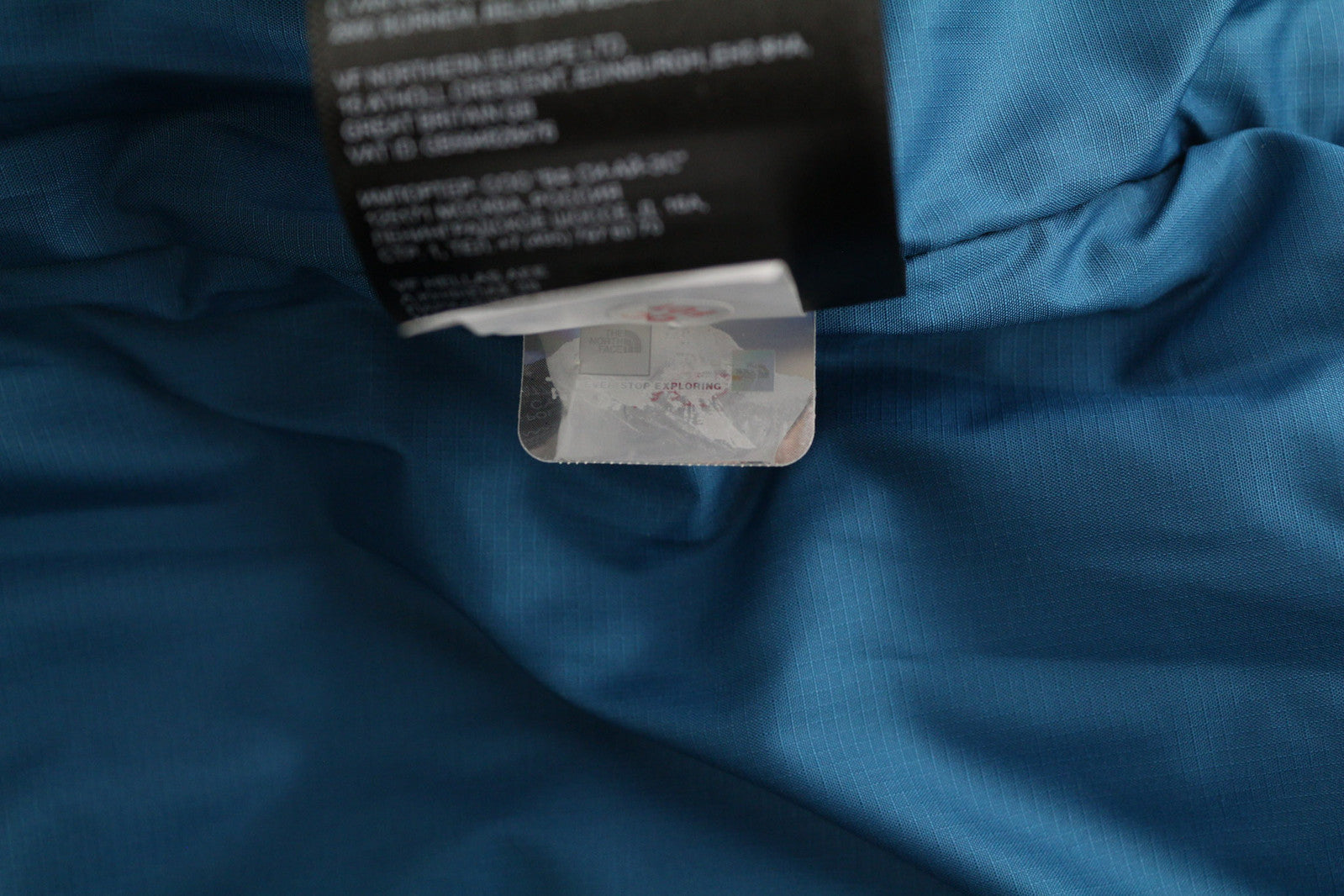 „THE NORTH FACE“ vyriška striukė XS, mėlyna, su pilnu užtrauktuku, izoliacija, gobtuvu, pamušalu ir dygsniuotu logotipu. 