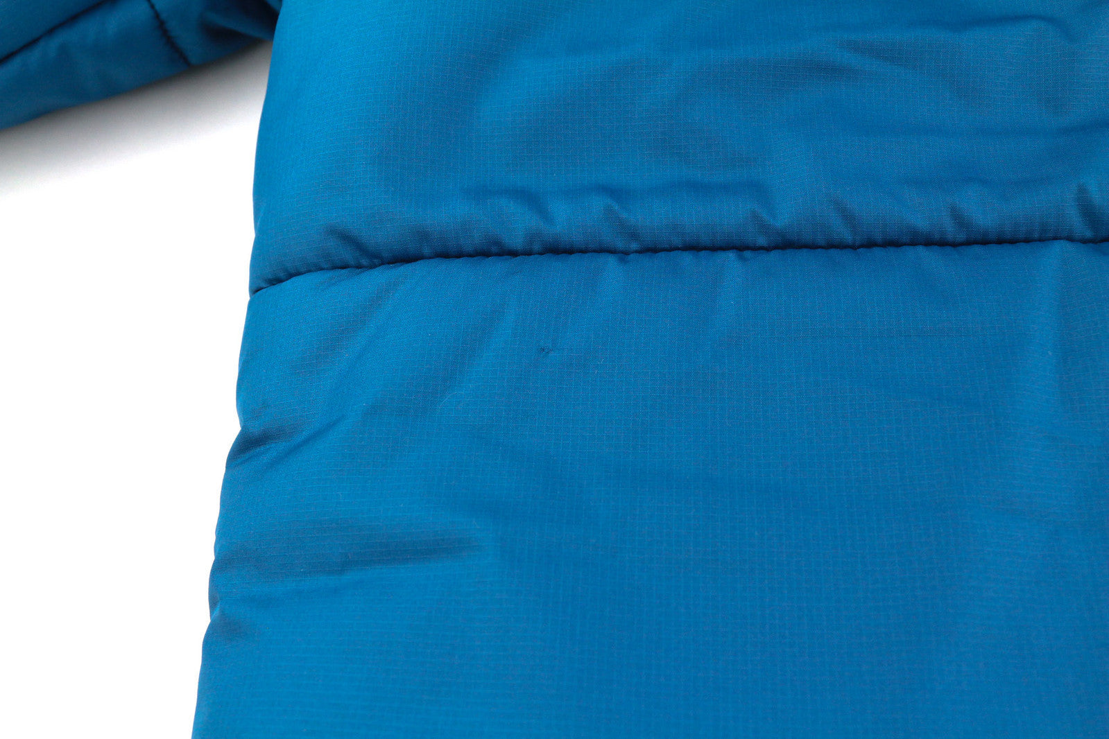 „THE NORTH FACE“ vyriška striukė XS, mėlyna, su pilnu užtrauktuku, izoliacija, gobtuvu, pamušalu ir dygsniuotu logotipu. 