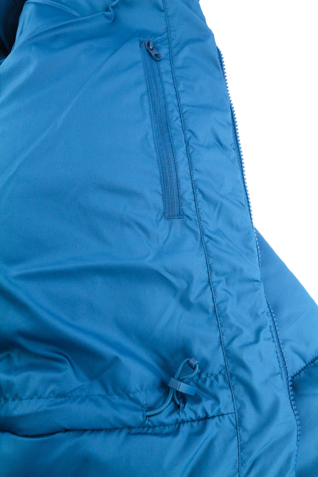 „THE NORTH FACE“ vyriška striukė XS, mėlyna, su pilnu užtrauktuku, izoliacija, gobtuvu, pamušalu ir dygsniuotu logotipu. 