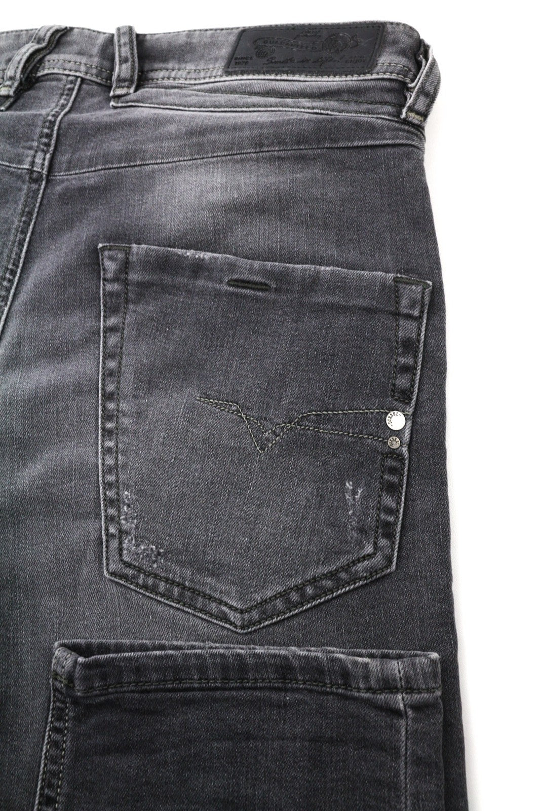 DIESEL Belther 0673P vyriški džinsai W27/L30 Regular Slim Tapered Distress Buttons 