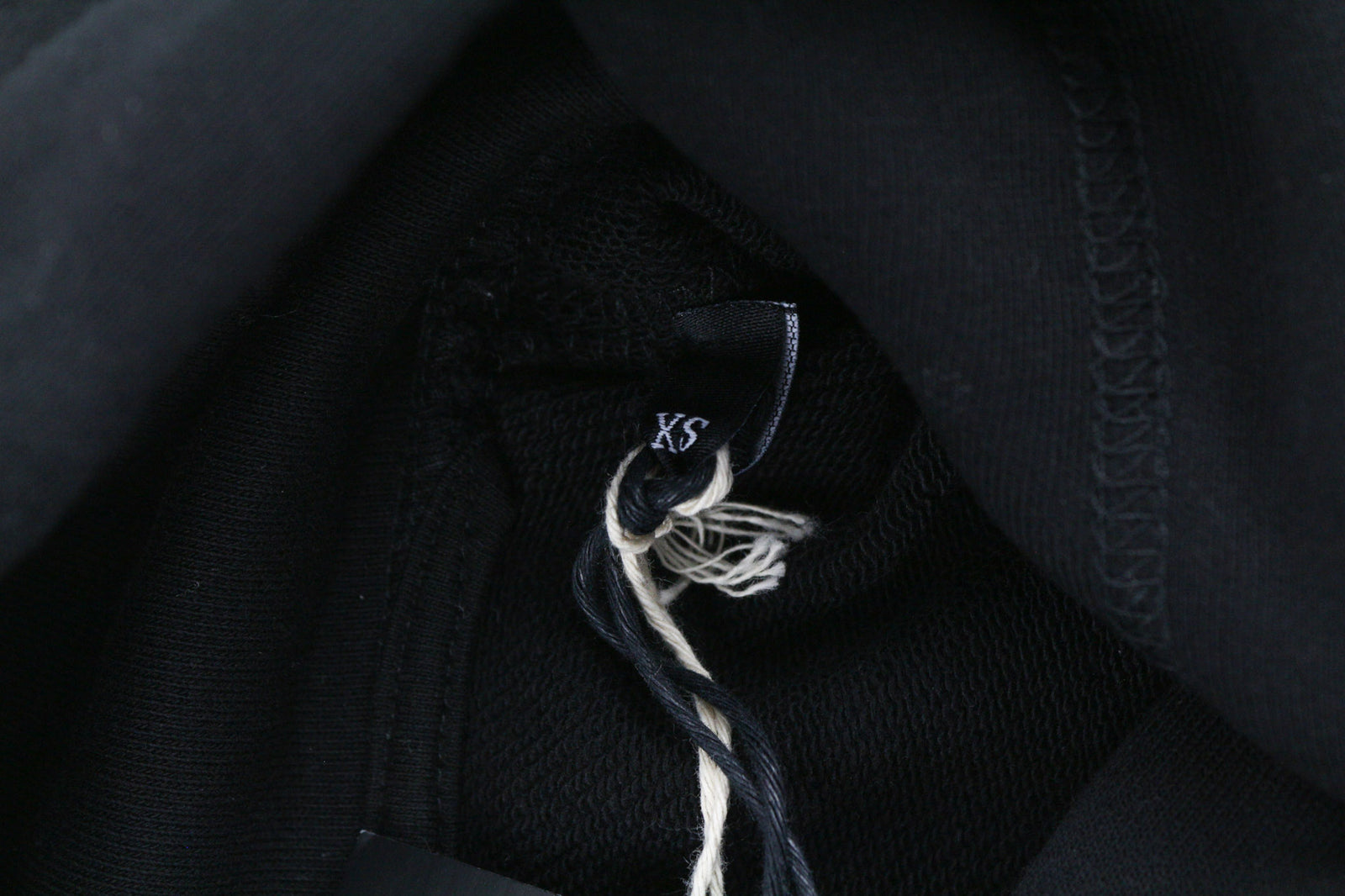 DIESEL S-Ummer-B2 džemperis su gobtuvu XS dydžio, juodas, su kengūros kišene ir gobtuvu. RRP150