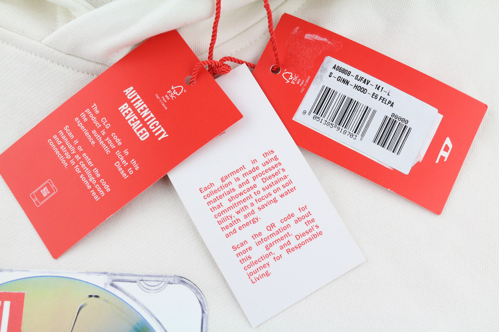 DIESEL S-Ginn-Hood-E6 unisex džemperis su gobtuvu L dydžio, smėlio spalvos, su megztiniu priekyje, su logotipu ir dirželiais, rekomenduojama kaina – 175 € 