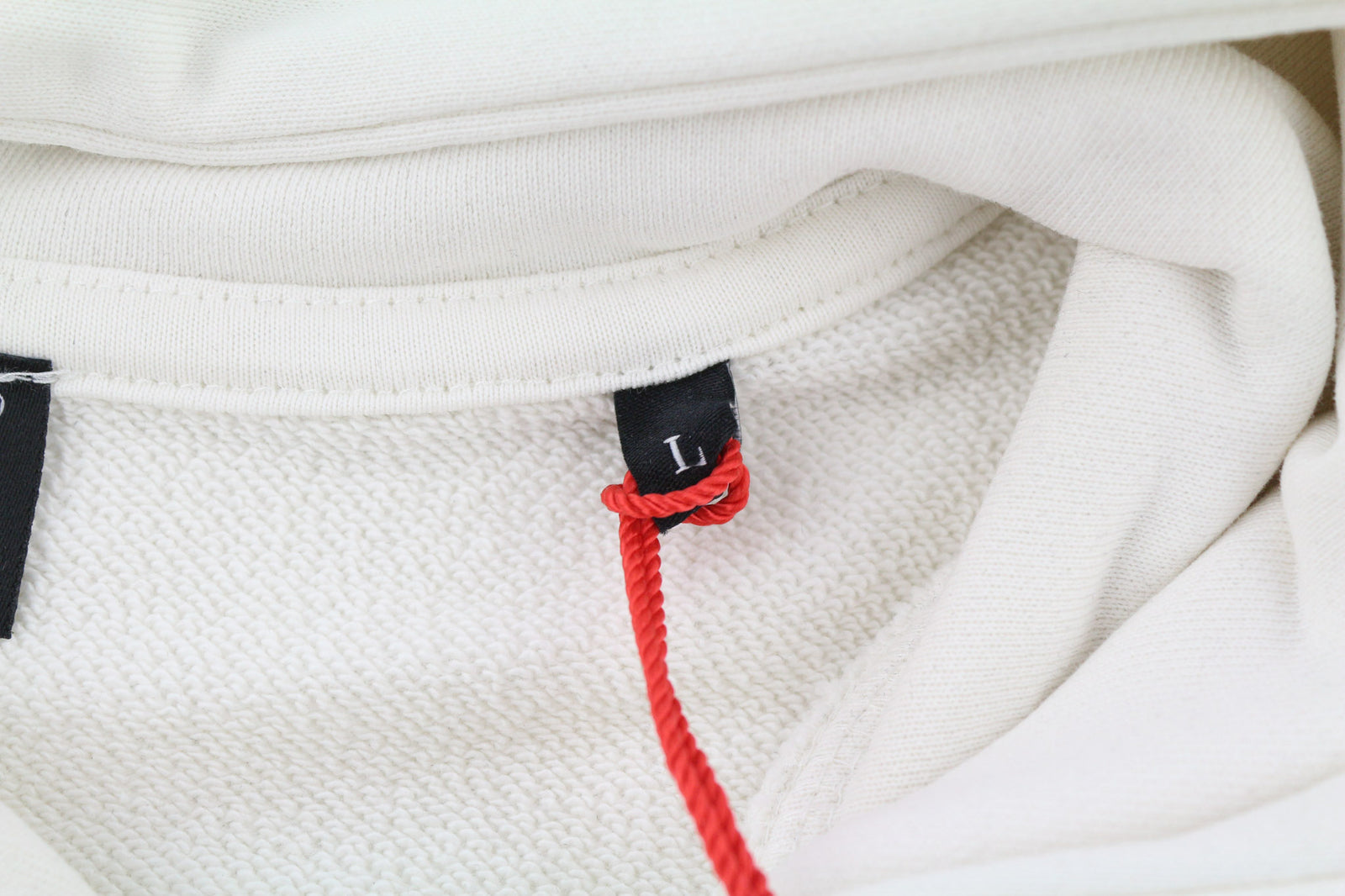 DIESEL S-Ginn-Hood-E6 unisex džemperis su gobtuvu L dydžio, smėlio spalvos, su megztiniu priekyje, su logotipu ir dirželiais, rekomenduojama kaina – 175 € 