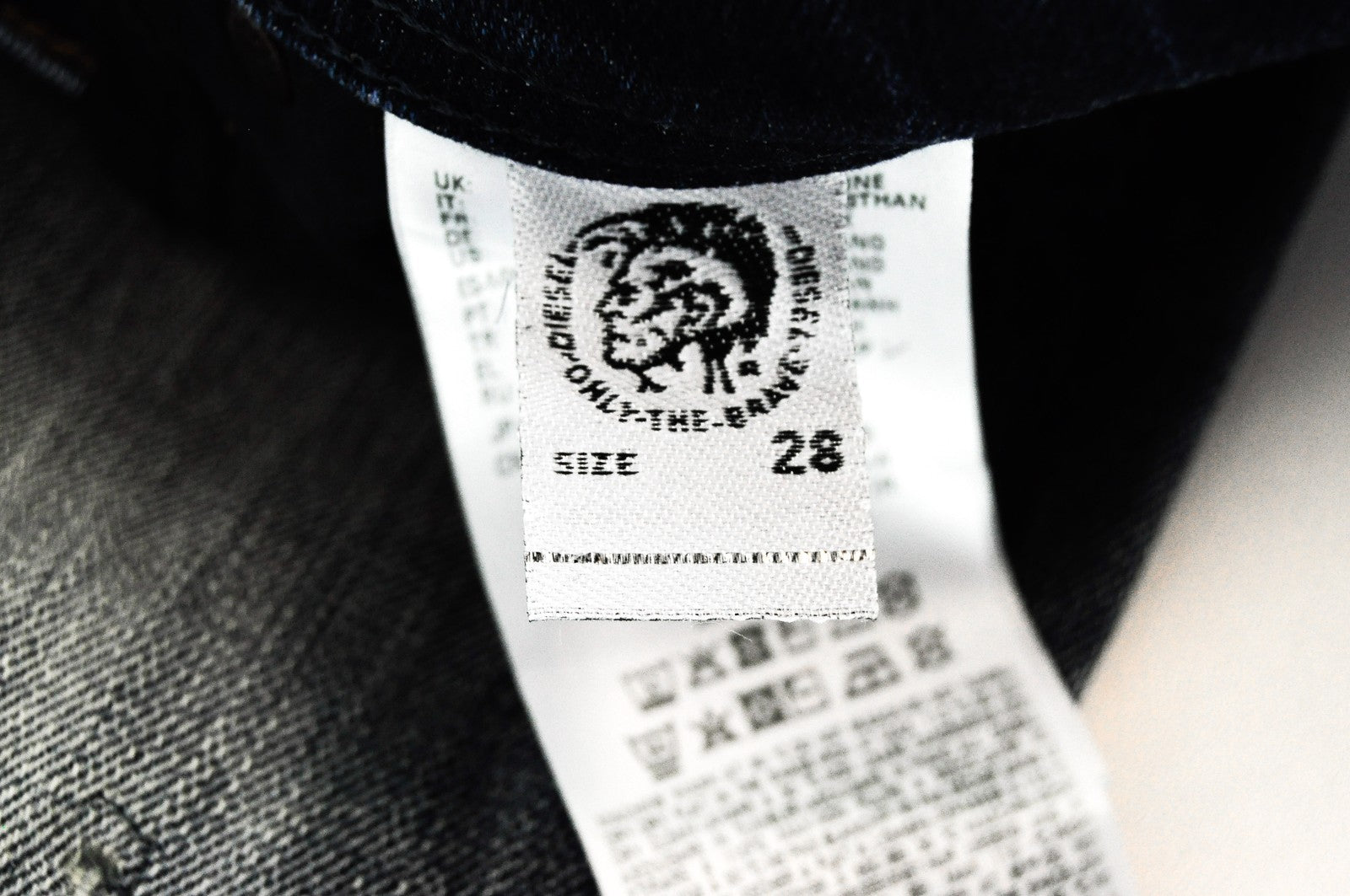 DIESEL Krayver R6ZD4 vyriški džinsai W28/L32 morkų dygsniais, prigludę, mėlyni, tamprūs, plėšyti* 