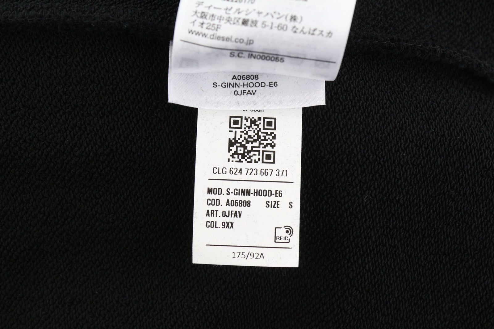 DIESEL S-Ginn-Hood-E6 unisex džemperis su gobtuvu S dydžio, juodas, megztinis priekyje, logotipo dirželiais, rekomenduojama kaina – 175 € 