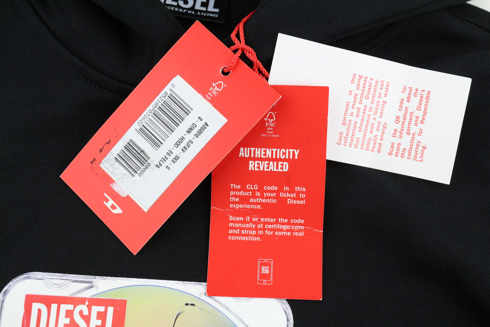 DIESEL S-Ginn-Hood-E6 unisex džemperis su gobtuvu S dydžio, juodas, megztinis priekyje, logotipo dirželiais, rekomenduojama kaina – 175 € 