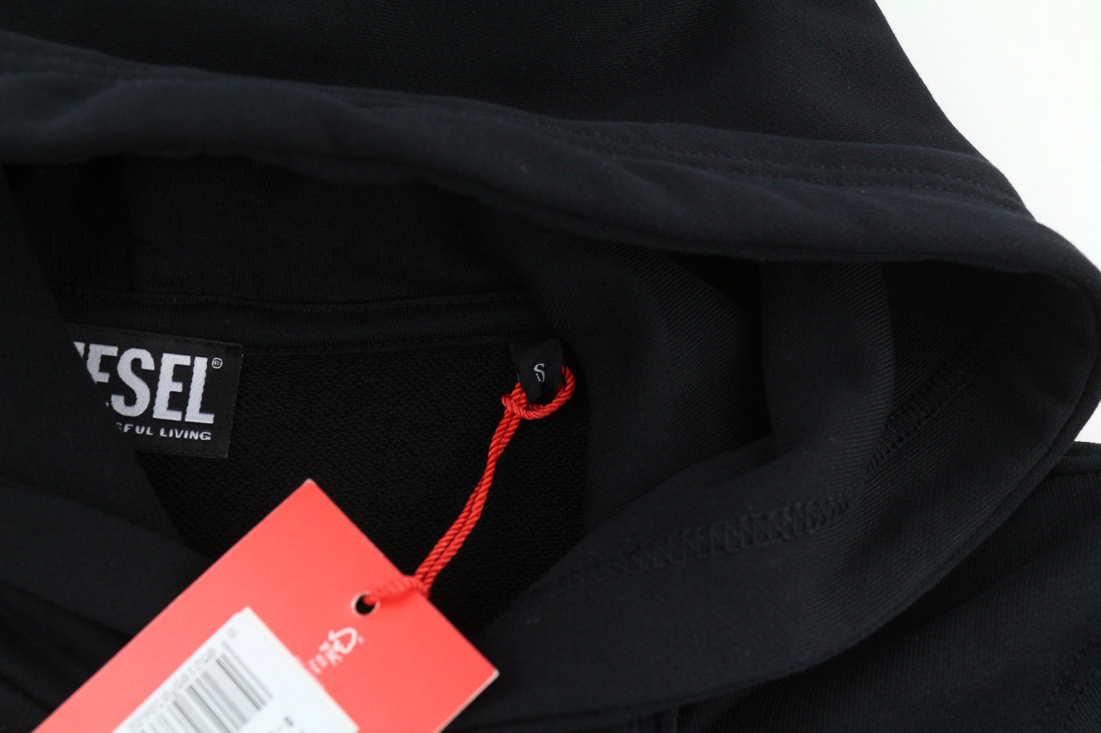 DIESEL S-Ginn-Hood-E6 unisex džemperis su gobtuvu S dydžio, juodas, megztinis priekyje, logotipo dirželiais, rekomenduojama kaina – 175 € 