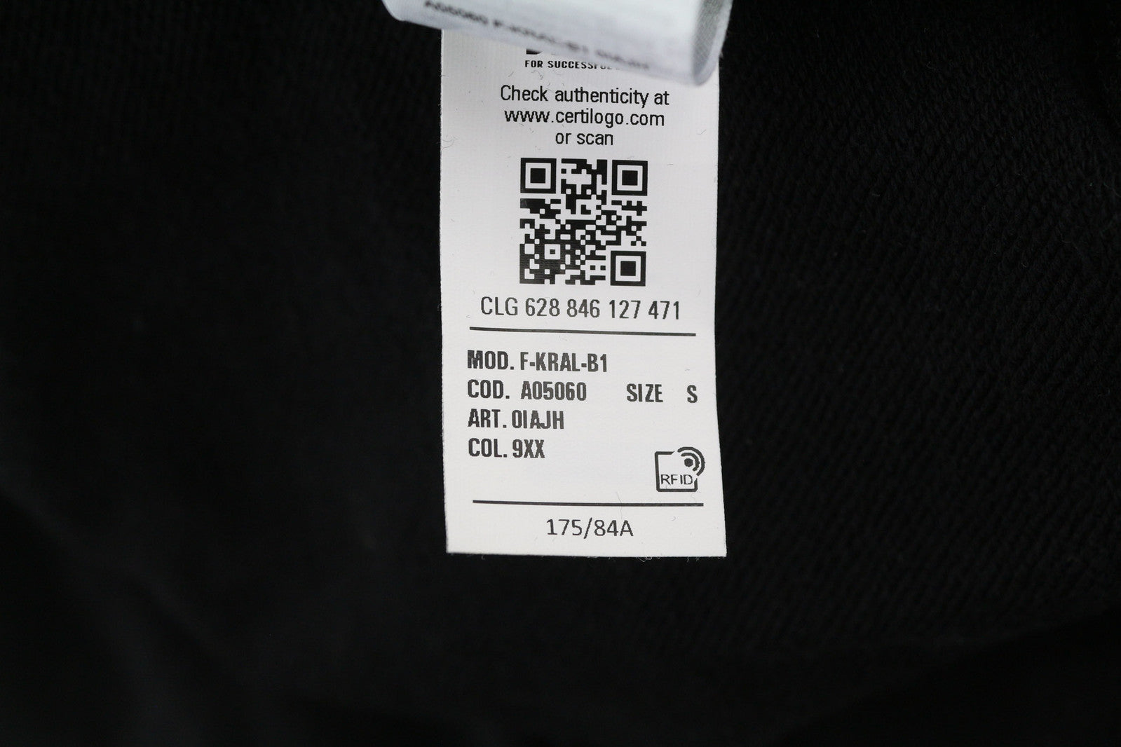 DIESEL F-Kral-B1 moteriškas džemperis su gobtuvu S, juodas, trumpintas priekis, ilgomis rankovėmis, rekomenduojama kaina – 180 € 