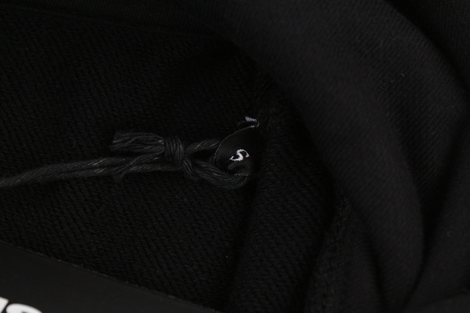 DIESEL F-Kral-B1 moteriškas džemperis su gobtuvu S, juodas, trumpintas priekis, ilgomis rankovėmis, rekomenduojama kaina – 180 € 