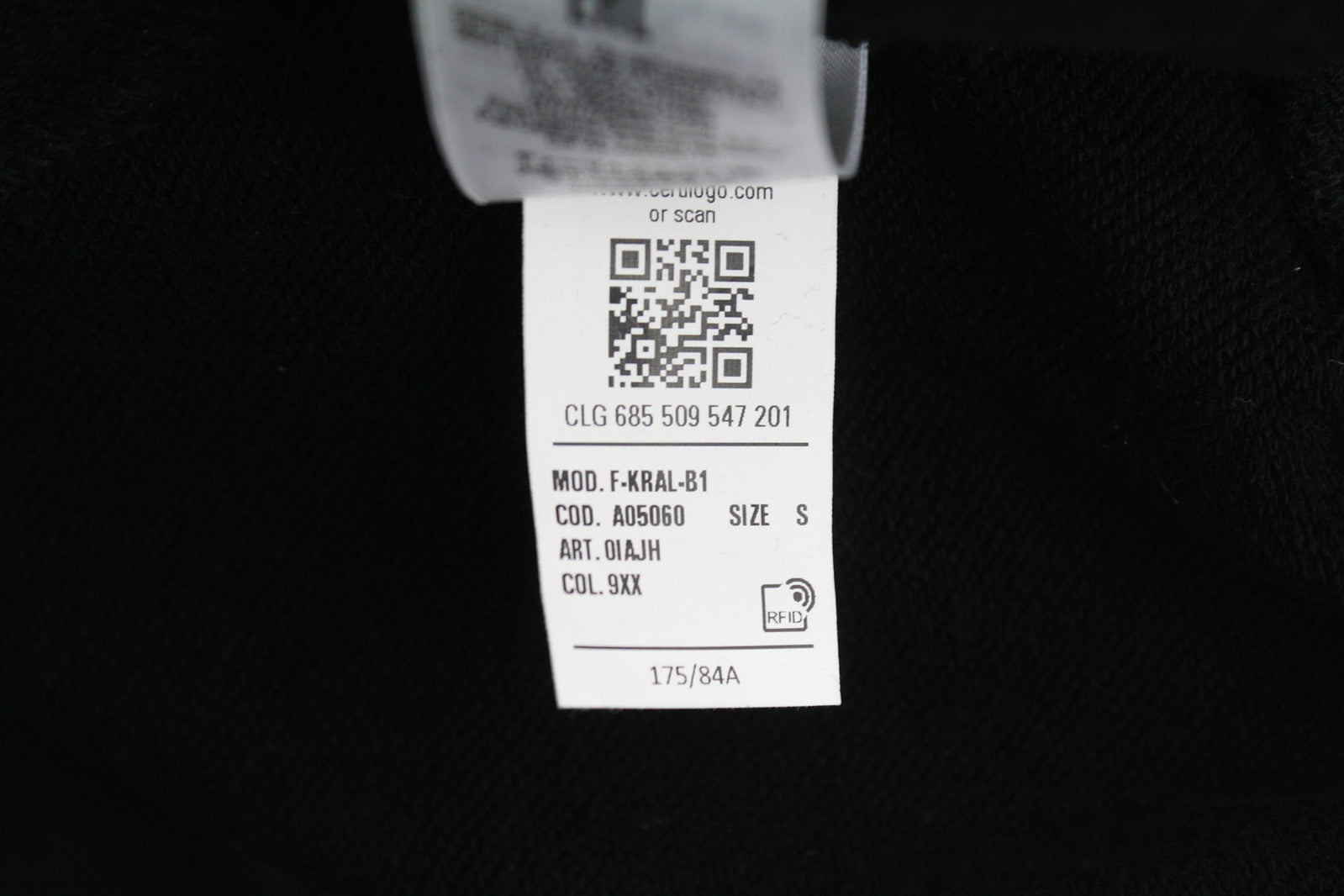 DIESEL F-Kral-B1 moteriškas džemperis su gobtuvu S dydžio, juodas, su trumpu priekiniu logotipo dirželiu, rekomenduojama kaina – 180 € 