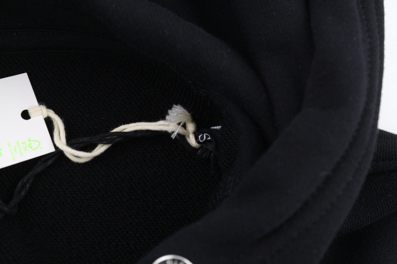 DIESEL F-Kral-B1 moteriškas džemperis su gobtuvu S dydžio, juodas, su trumpu priekiniu logotipo dirželiu, rekomenduojama kaina – 180 € 