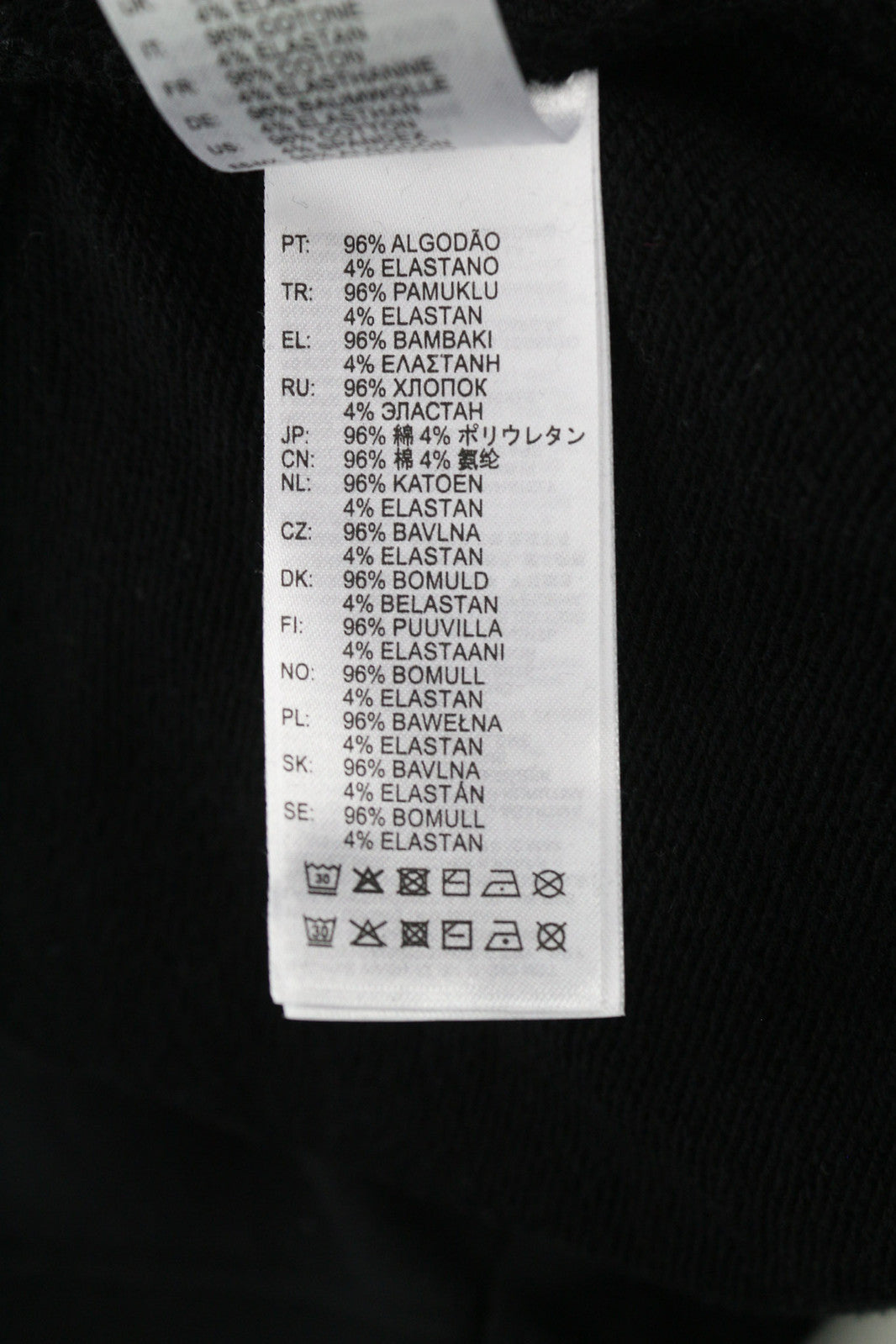 DIESEL F-Kral-B1 moteriškas džemperis su gobtuvu S dydžio, juodas, su trumpintais priekiniais logotipo dirželiais. Rekomenduojama kaina – 180 €. 