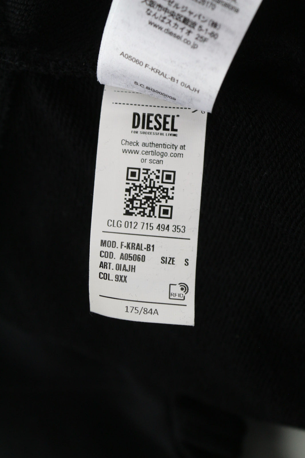 DIESEL F-Kral-B1 moteriškas džemperis su gobtuvu S dydžio, juodas, su trumpintais priekiniais logotipo dirželiais. Rekomenduojama kaina – 180 €. 