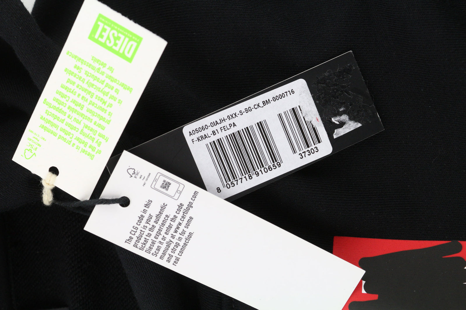 DIESEL F-Kral-B1 moteriškas džemperis su gobtuvu S dydžio, juodas, su trumpintais priekiniais logotipo dirželiais. Rekomenduojama kaina – 180 €. 