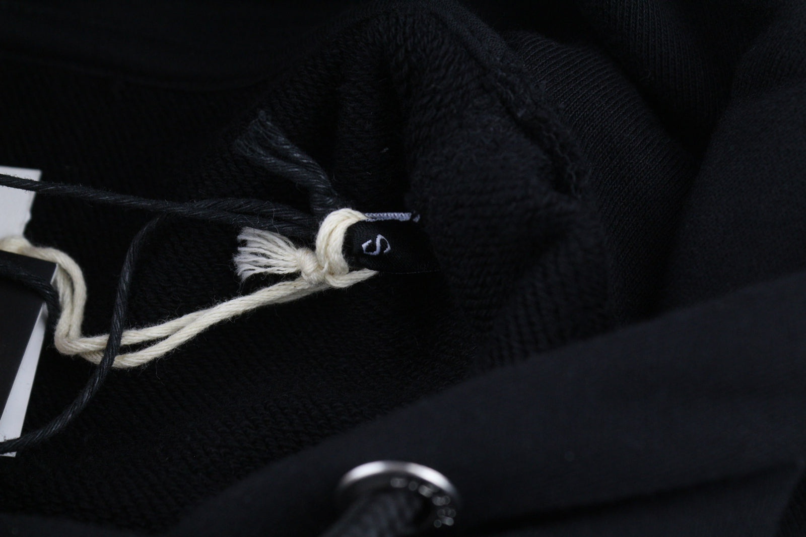 DIESEL F-Kral-B1 moteriškas džemperis su gobtuvu S dydžio, juodas, su trumpintais priekiniais logotipo dirželiais. Rekomenduojama kaina – 180 €. 