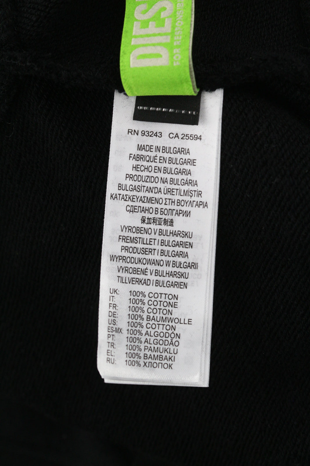 DIESEL F-Kral-B1 moteriškas džemperis su gobtuvu S dydžio, juodas, su trumpintais priekiniais logotipo dirželiais. Rekomenduojama kaina – 180 €. 