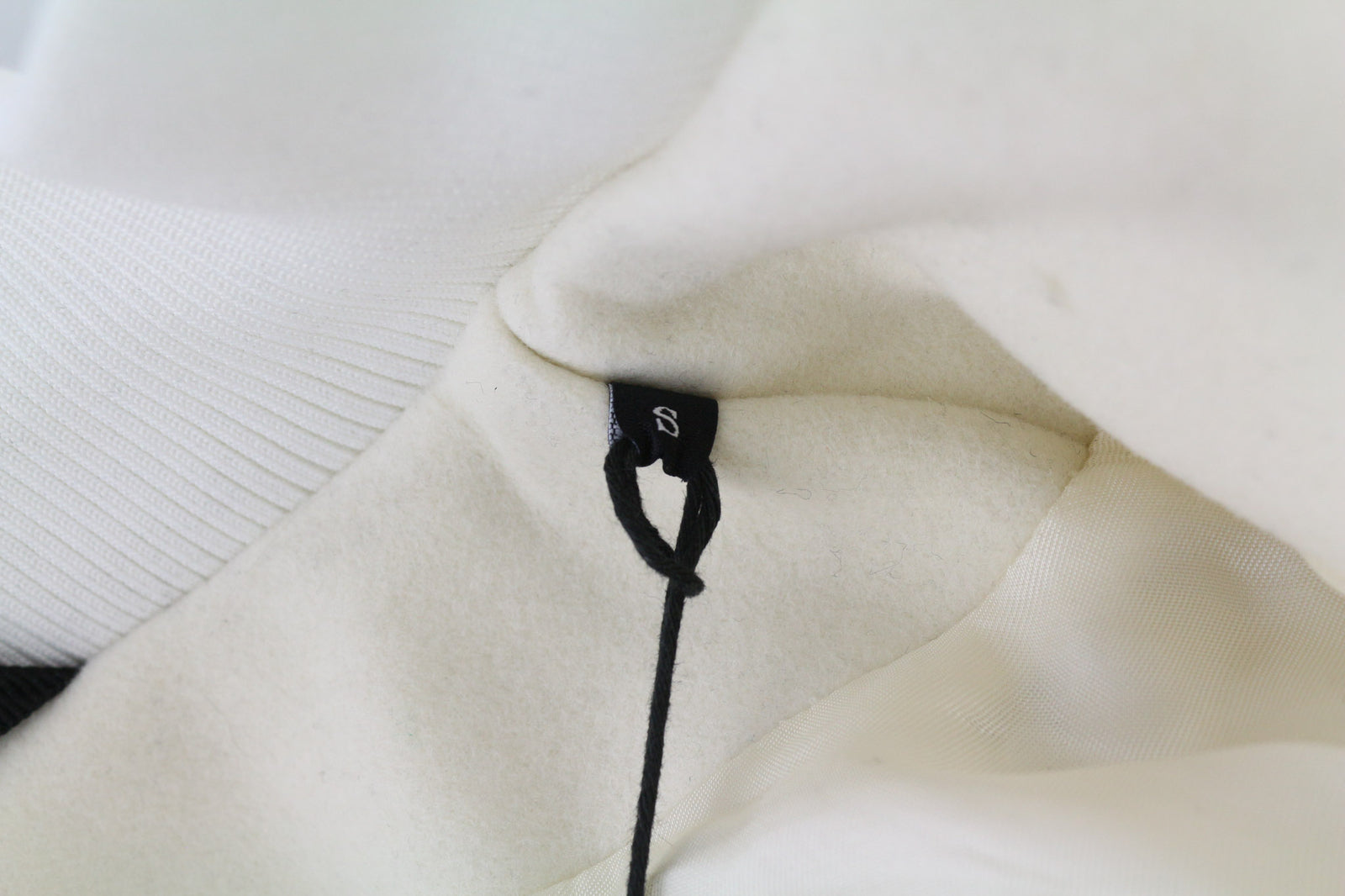 DIESEL W-Lethea moteriškas paltas S, lengvos vilnos mišinio, su užtrauktukais ir kišenėmis, rekomenduojama kaina – 590 € 