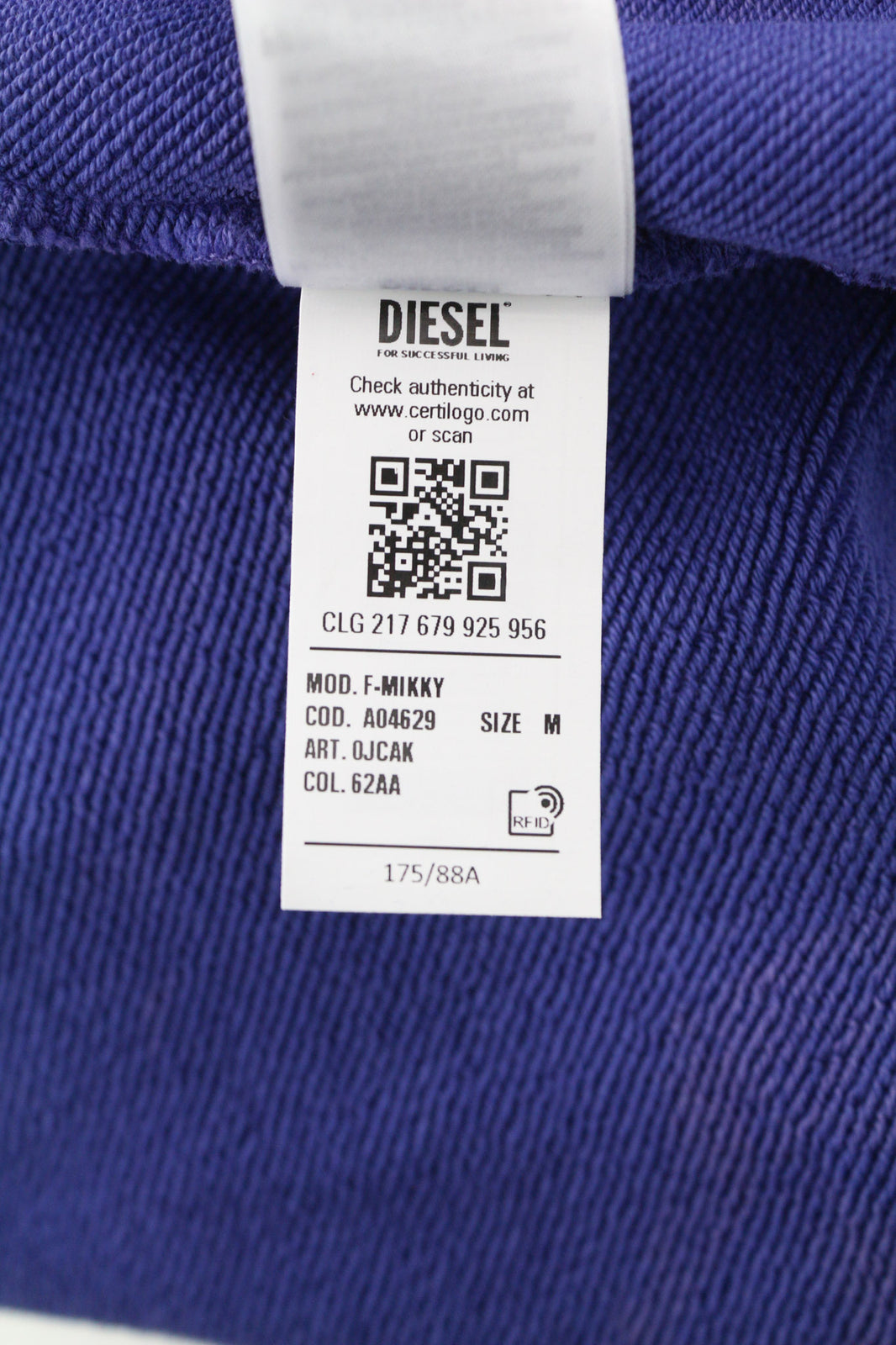 DIESEL F-Mikky moteriškas džemperis su gobtuvu, mėlynas, skalbtas, asimetrinis, su kišene. Rekomenduojama kaina – 195 €. 