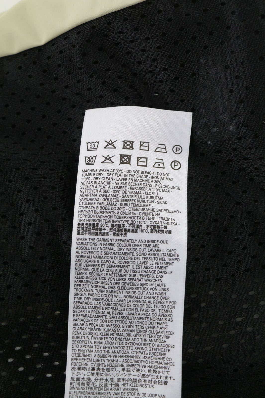 DIESEL G-Ritas moteriška striukė S, smėlio spalvos, tekstūruota, vienguba eilė, rekomenduojama kaina – 250 € 