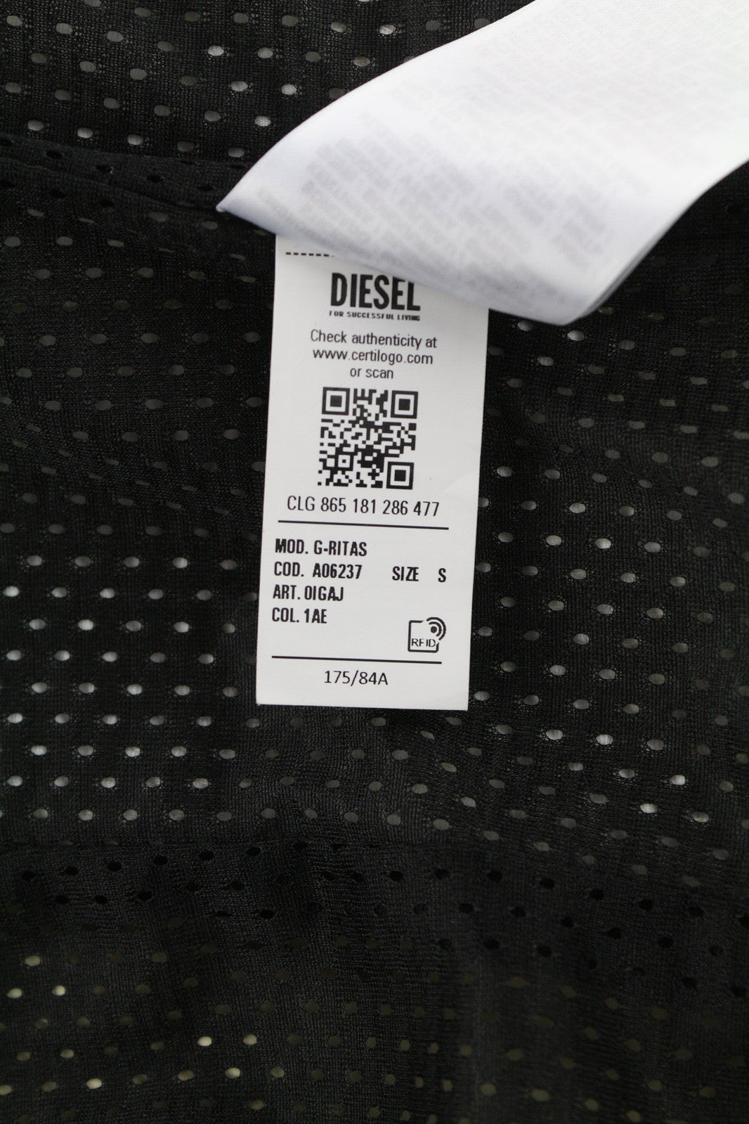 DIESEL G-Ritas moteriška striukė S, smėlio spalvos, tekstūruota, vienguba eilė, rekomenduojama kaina – 250 € 